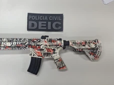 Imagem - Adolescente é flagrado escondido atrás de carro com réplica idêntica de fuzil
