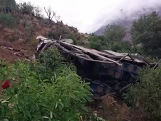 Imagem - Ônibus despenca em ravina no Peru, deixa ao menos 18 mortos e dezenas de feridos