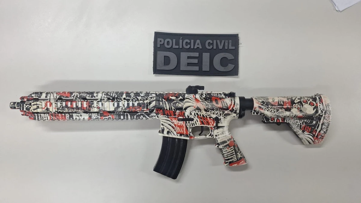 Adolescente é flagrado circulando com réplica idêntica de fuzil em rua de Salvador