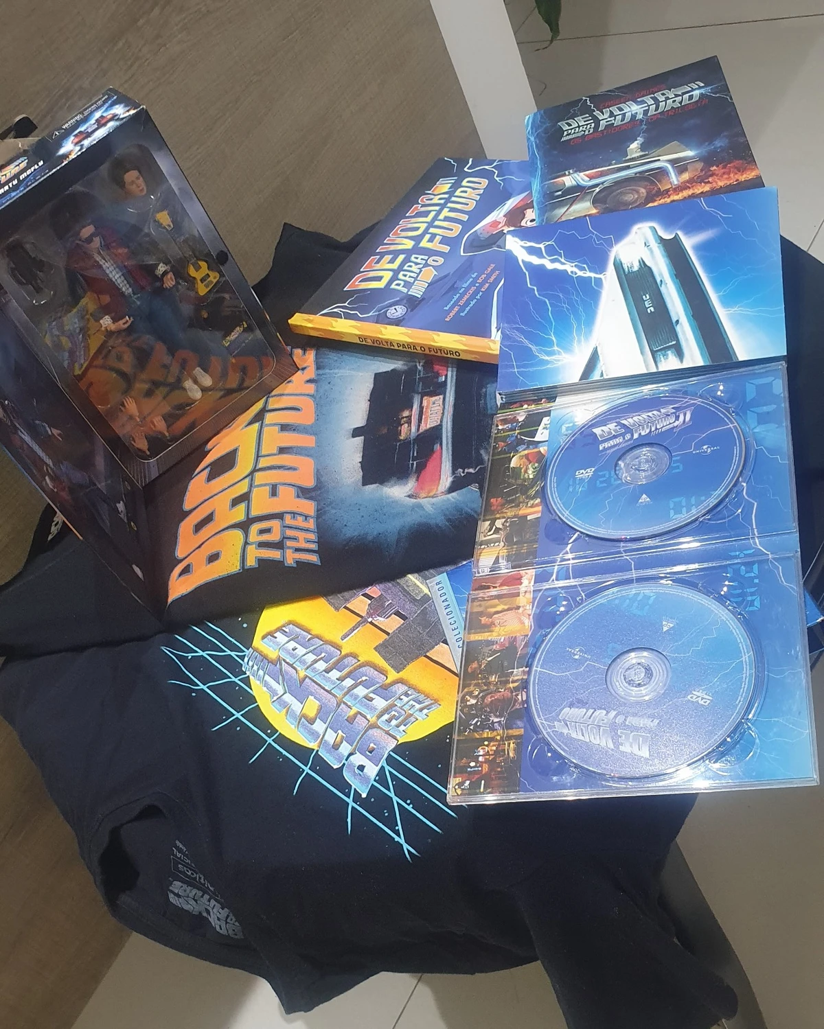 Coleção do jornalista Roberto Midlej, que assina este texto. Entre os itens, estão edição especial de DVD, boneco de Marty, camisas e livros