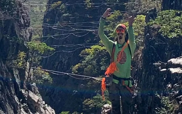 vítima se acidentou quando praticava a modalidade esportiva highline, que consiste em se equilibrar em uma fita suspensa