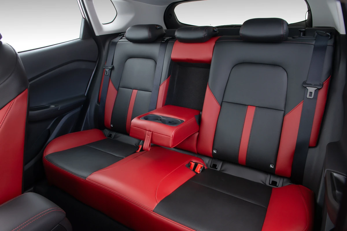 No interior do Tracker RS o vermelho está em destaque por Divulgação