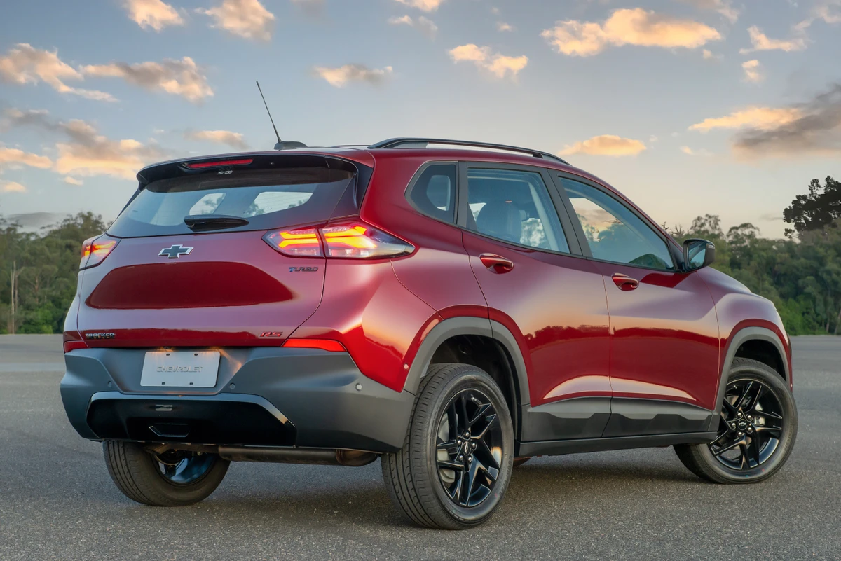 No Tracker RS o emblema da Chevrolet é escurecido por Divulgação