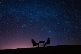 Contemplar céu à noite reduz estresse por Shutterstock