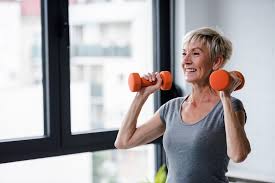 Idosos devem praticar atividades físicas para evitar perda muscular; academia ajuda por Shutterstock