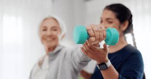 Idosos devem praticar atividades físicas para evitar perda muscular; academia ajuda por Shutterstock