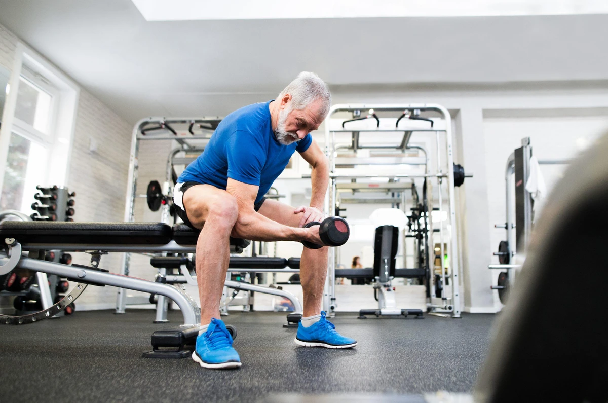Idosos devem praticar atividades físicas para evitar perda muscular; academia ajuda por Shutterstock