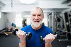 Idosos devem praticar atividades físicas para evitar perda muscular; academia ajuda por Shutterstock