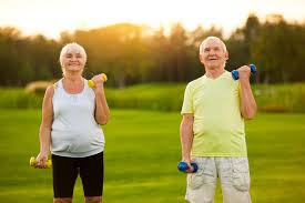 Idosos devem praticar atividades físicas para evitar perda muscular; academia ajuda por Shutterstock