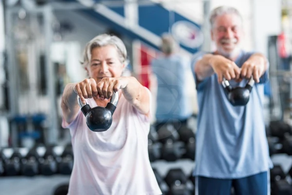 Idosos devem praticar atividades físicas para evitar perda muscular; academia ajuda por Shutterstock