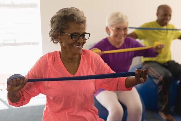 Idosos devem praticar atividades físicas para evitar perda muscular; academia ajuda por Shutterstock