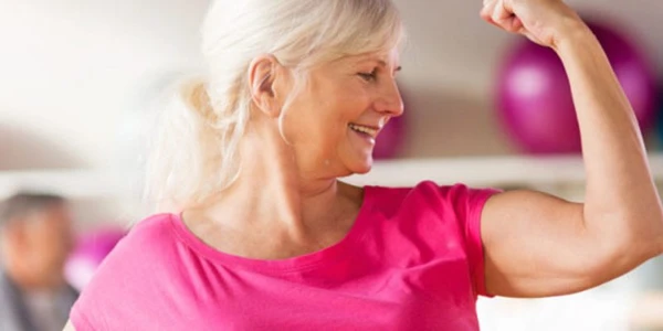 Idosos devem praticar atividades físicas para evitar perda muscular; academia ajuda por Shutterstock