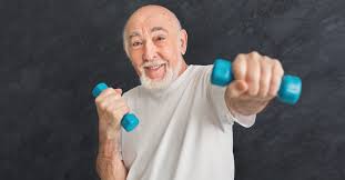 Idosos devem praticar atividades físicas para evitar perda muscular; academia ajuda por Shutterstock