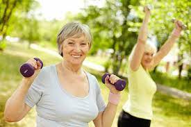 Idosos devem praticar atividades físicas para evitar perda muscular; academia ajuda por Shutterstock
