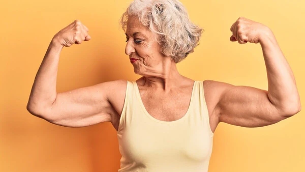 Idosos devem praticar atividades físicas para evitar perda muscular; academia ajuda por Shutterstock