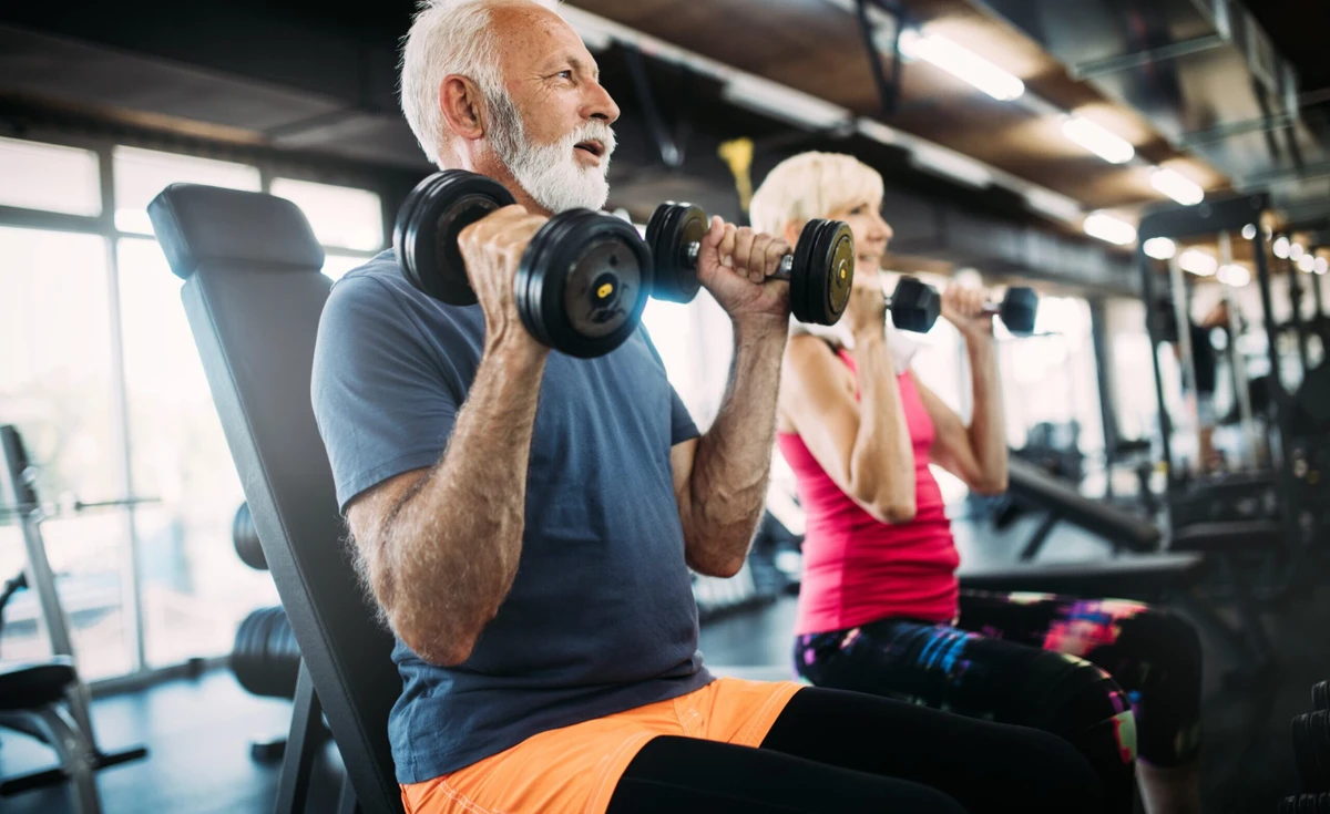 Idosos devem praticar atividades físicas para evitar perda muscular; academia ajuda por Shutterstock