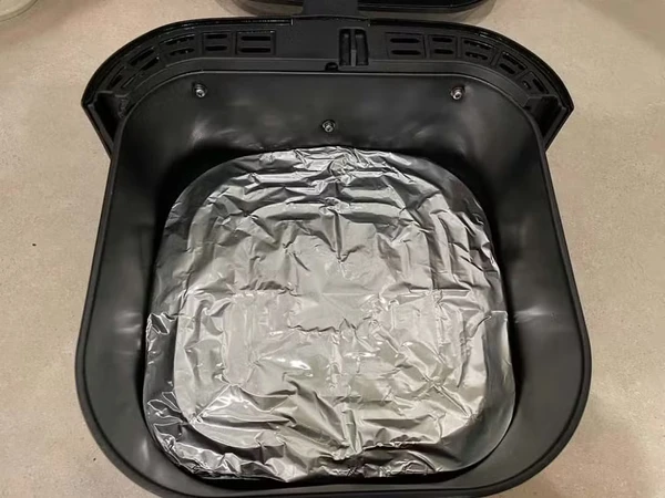 Pode usar papel alumínio na airfryer? por Reprodução