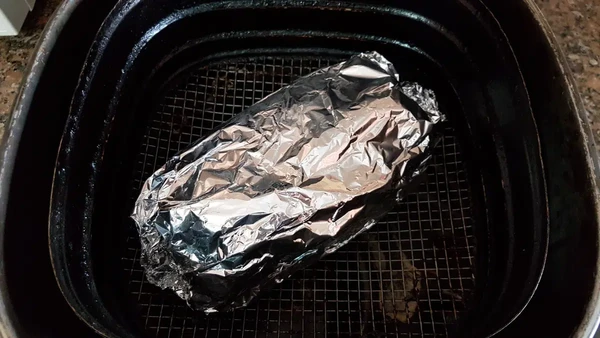 Pode usar papel alumínio na airfryer? por Reprodução