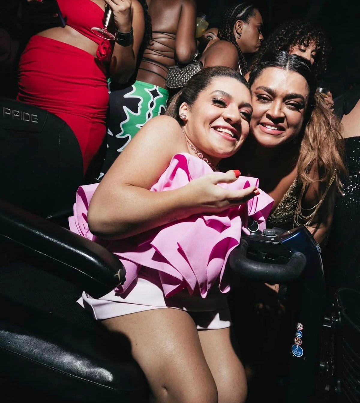 Preta e Pequena Lô por Reprodução