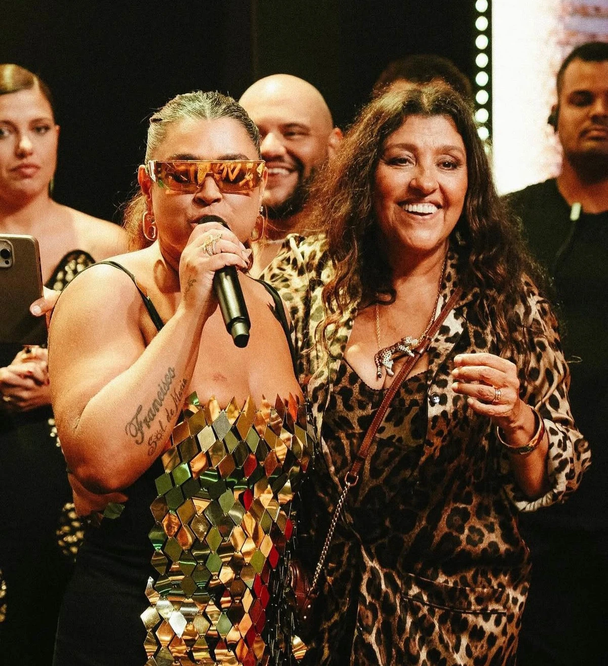 Preta e Regina Casé por Reprodução