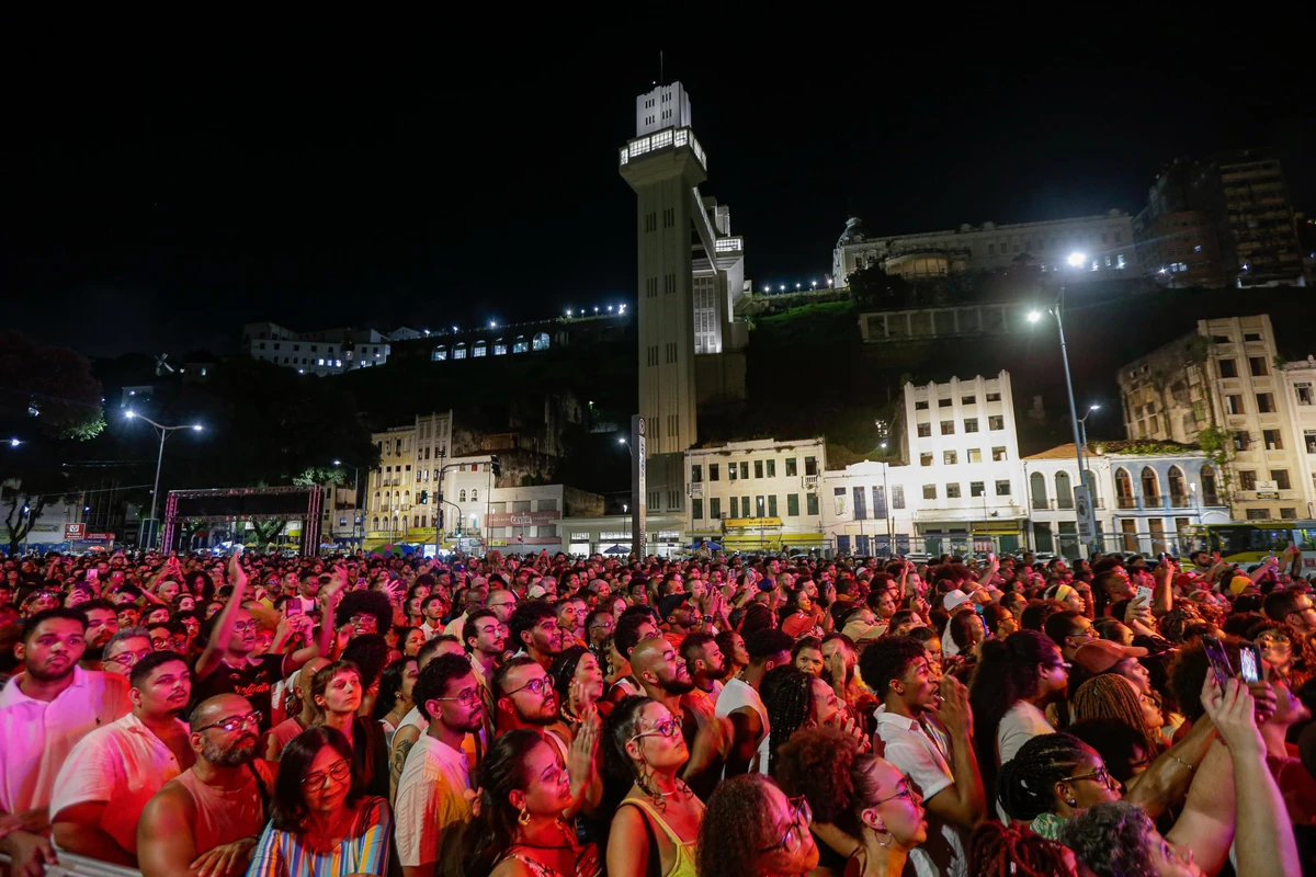 Pùblico lotou a praça Maria Felipa, no Comércio