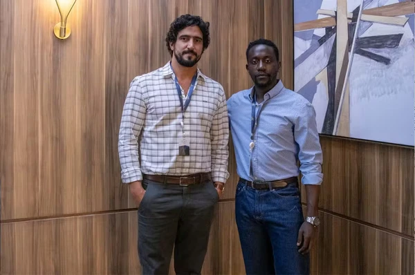 Amigo de Ivan entrega fotos dele com Raquel para Odete em Vale Tudo