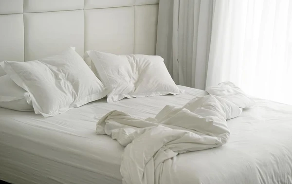 Arrumar a cama pela  manhã dá sensação de paz e organização por Shutterstock