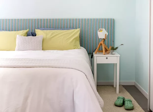 Arrumar a cama pela  manhã dá sensação de paz e organização por Shutterstock