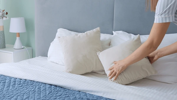 Arrumar a cama pela  manhã dá sensação de paz e organização por Shutterstock
