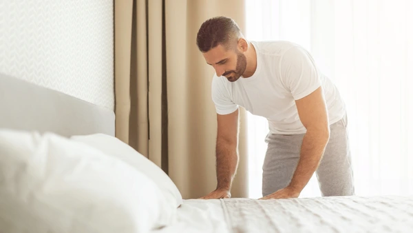 Arrumar a cama pela  manhã dá sensação de paz e organização por Shutterstock