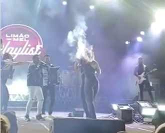 Cabelo de backing vocal da Limão com Mel pega fogo  por Reprodução