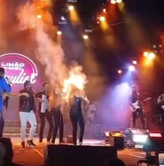 Cabelo de backing vocal da Limão com Mel pega fogo  por Reprodução