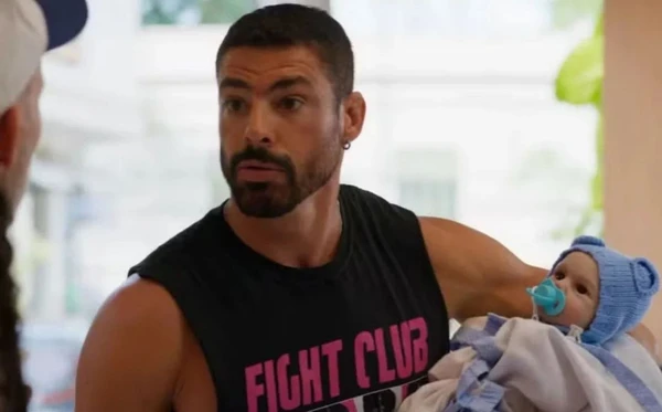  Aldeíde mostra seu bebê reborn enquanto César planeja lucrar com a moda por Reprodução/TV Globo