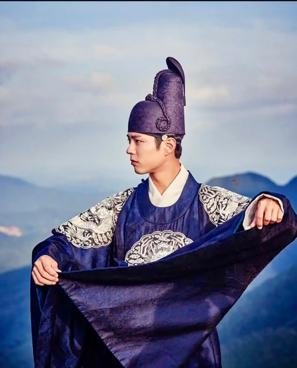 Park Bo-gum com o traje típico do país por Reprodução