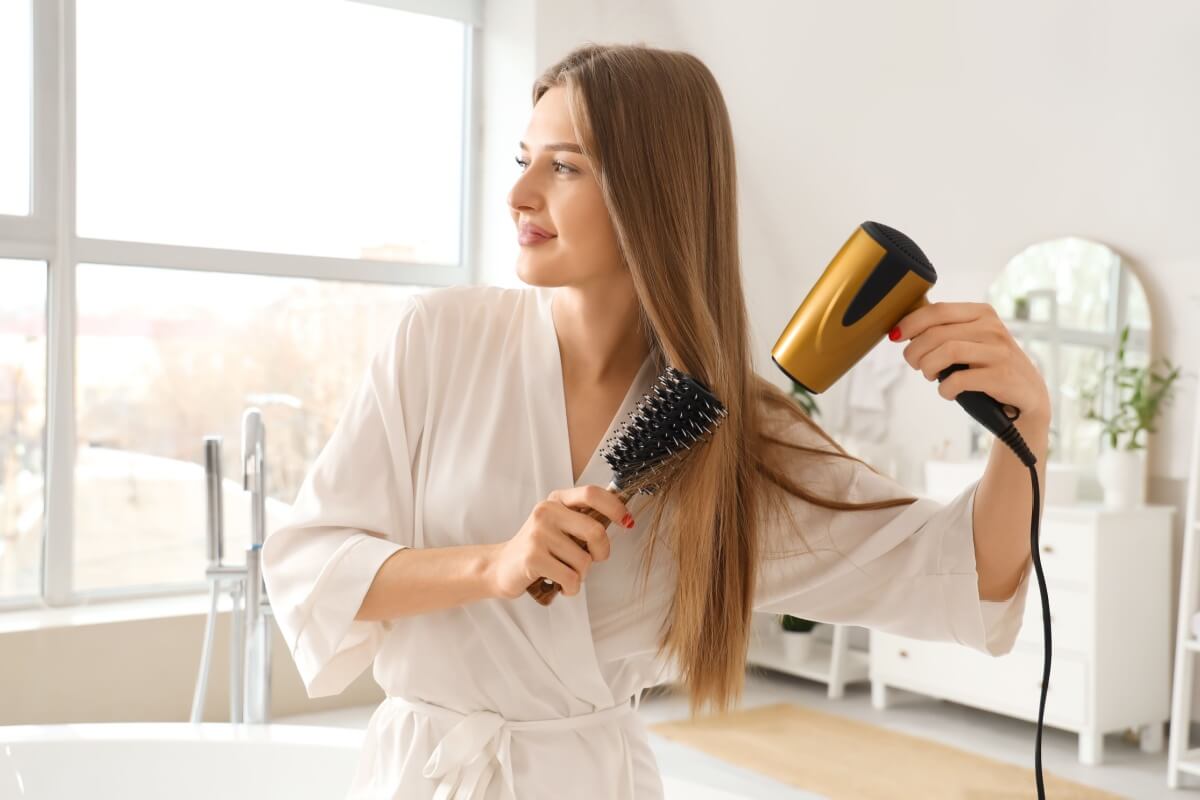 Cuidados simples ajudam a evitar o frizz no inverno (Imagem: Pixel-Shot | Shutterstock)