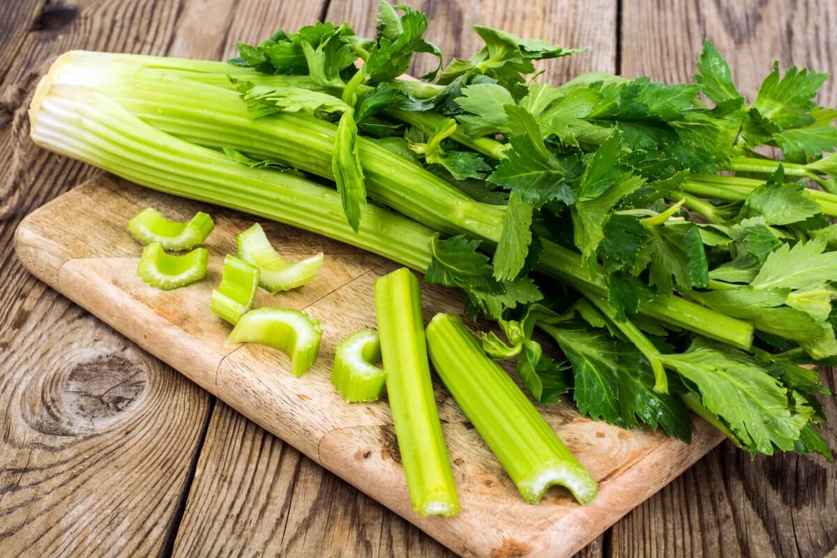 Mais do que um complemento na cozinha, o aipo pode ter um papel importante na saúde do corpo (Imagem: ArtCookStudio | Shutterstock)