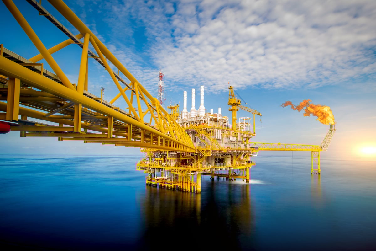 O petróleo está mais presente em nossa vida do que pensamos (Imagem: xmentoys | Shutterstock)