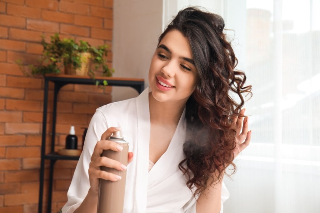 Os sprays de brilho são ótimos aliados para manter o frizz sob controle (Imagem: Pixel-Shot | Shutterstock) 