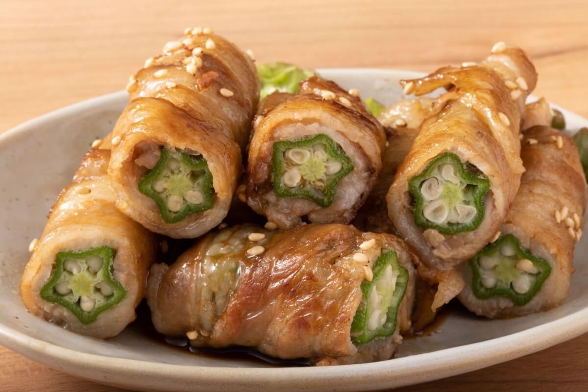 Rolinho de carne suína com quiabo (Imagem: KOHUKU | Shutterstock)