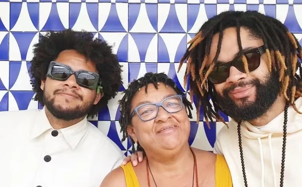 Emicida, Dona Jacira e Fióti