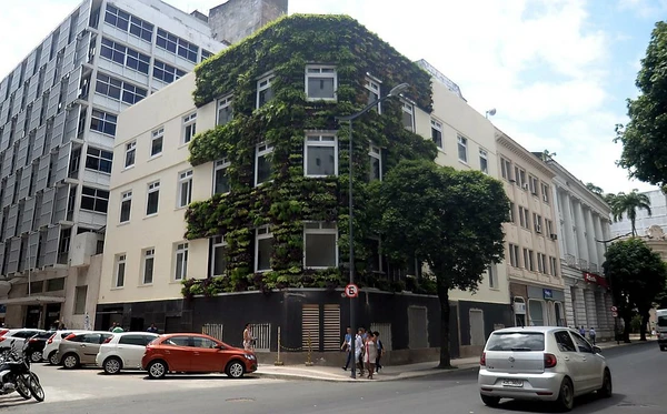Fachada verde e telhado da sede do prédio da Secis, no Comércio