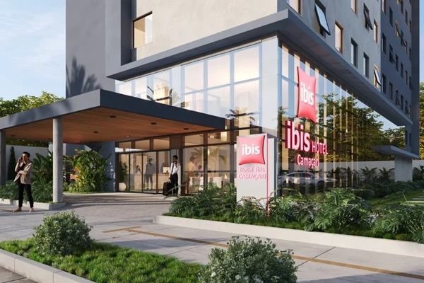 Hotel Ibis está presente também em Camaçari por Divulgação