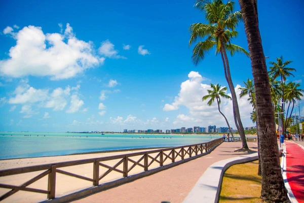 Maceió encanta turistas por  