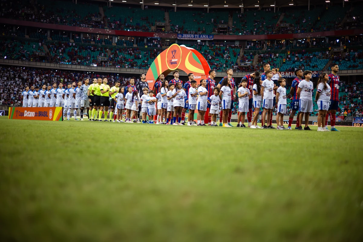 Mascotinhos com os jogadores do Bahia por Letícia Martins/EC Bahia