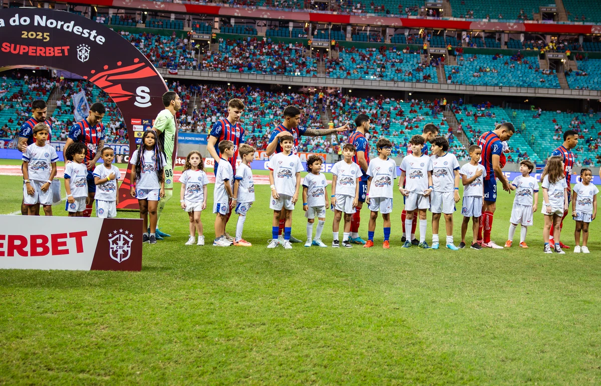 Mascotinhos com os jogadores do Bahia por Letícia Martins/EC Bahia