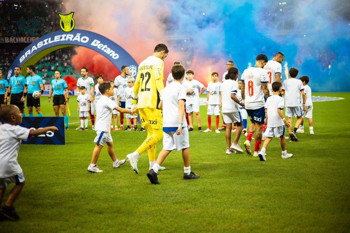 Mascotinhos com os jogadores do Bahia por Letícia Martins/EC Bahia