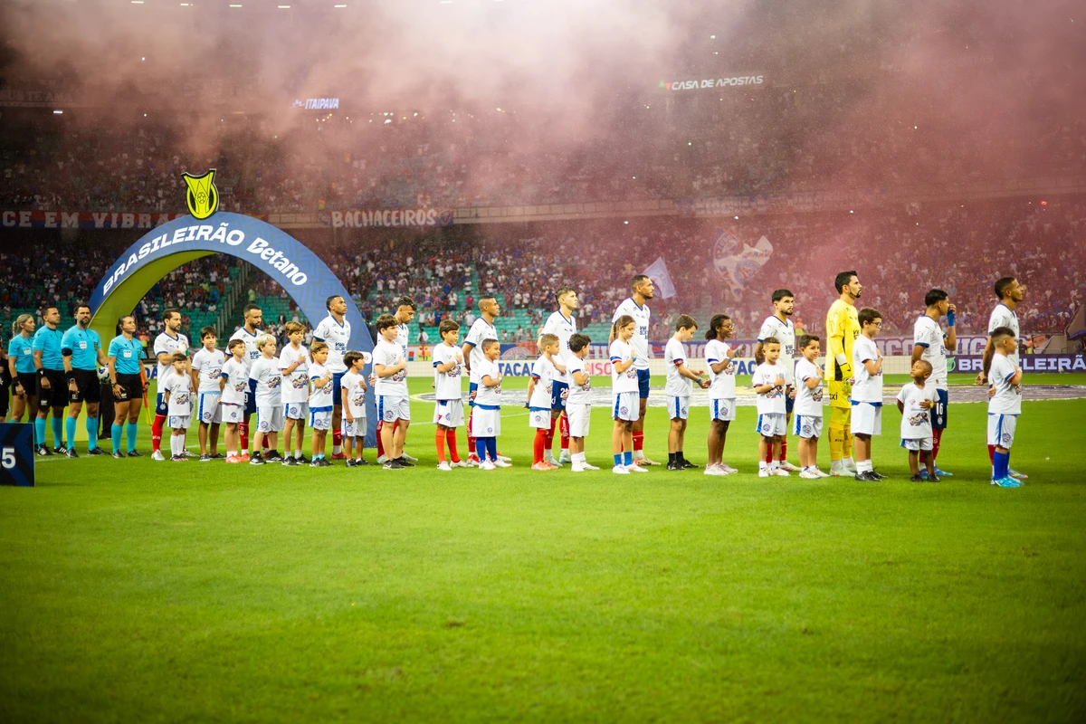 Mascotinhos com os jogadores do Bahia por Letícia Martins/EC Bahia