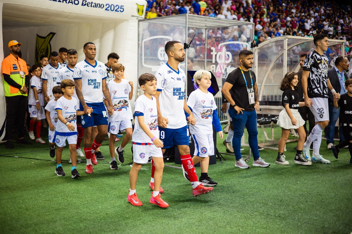 Mascotinhos com os jogadores do Bahia por Letícia Martins/EC Bahia