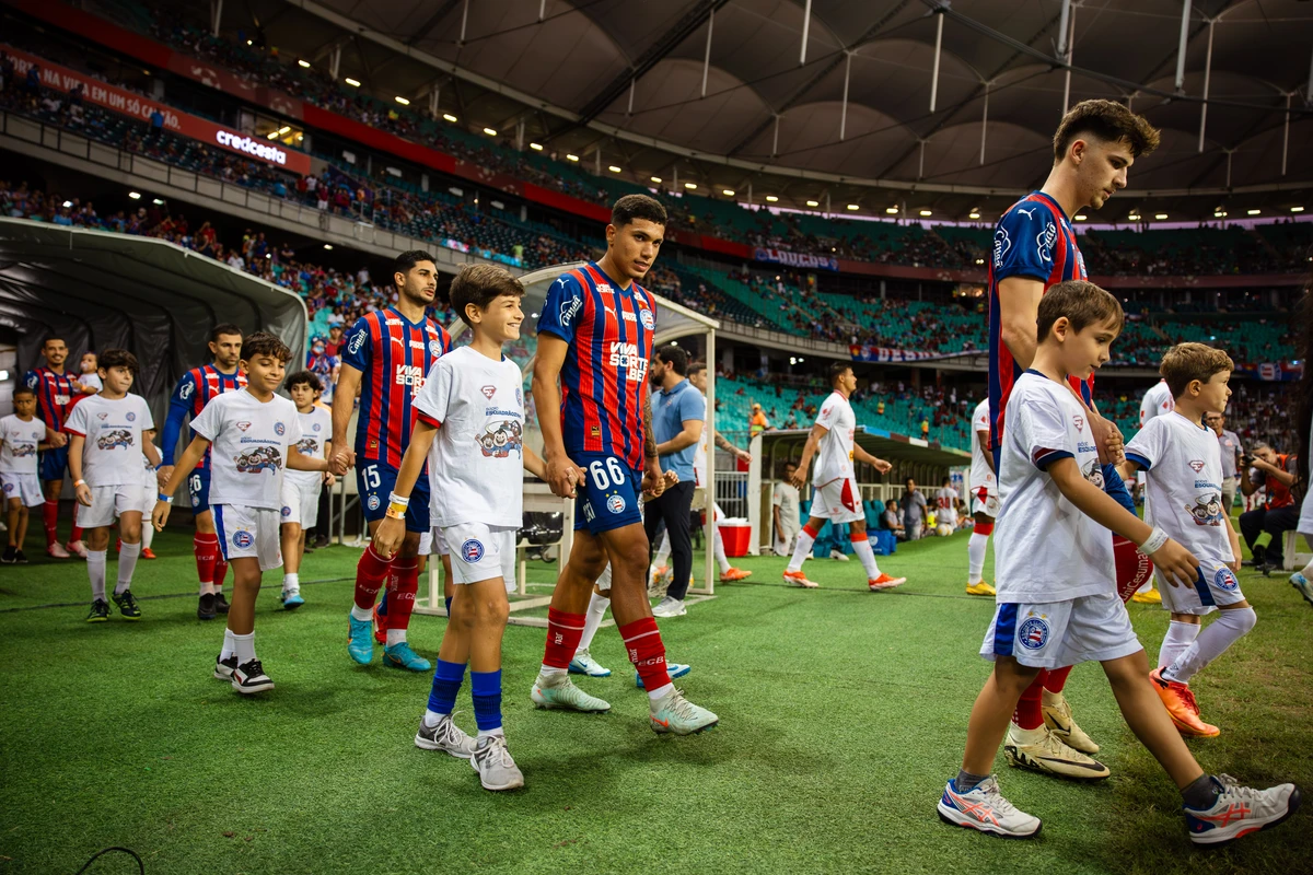 Mascotinhos com os jogadores do Bahia por Letícia Martins/EC Bahia