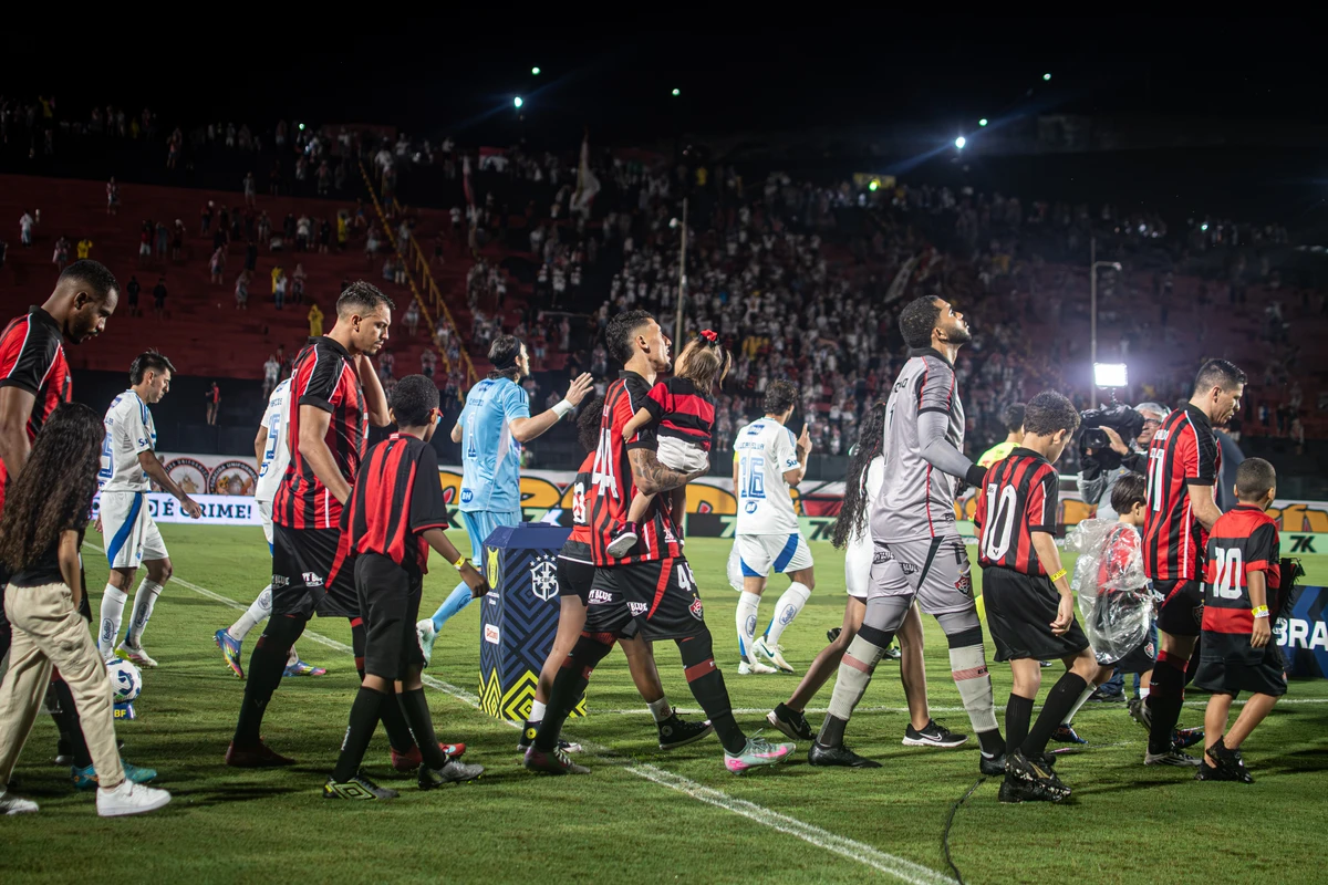 Mascotinhos com os jogadores do Vitória  por Victor Ferreira/EC Vitória
